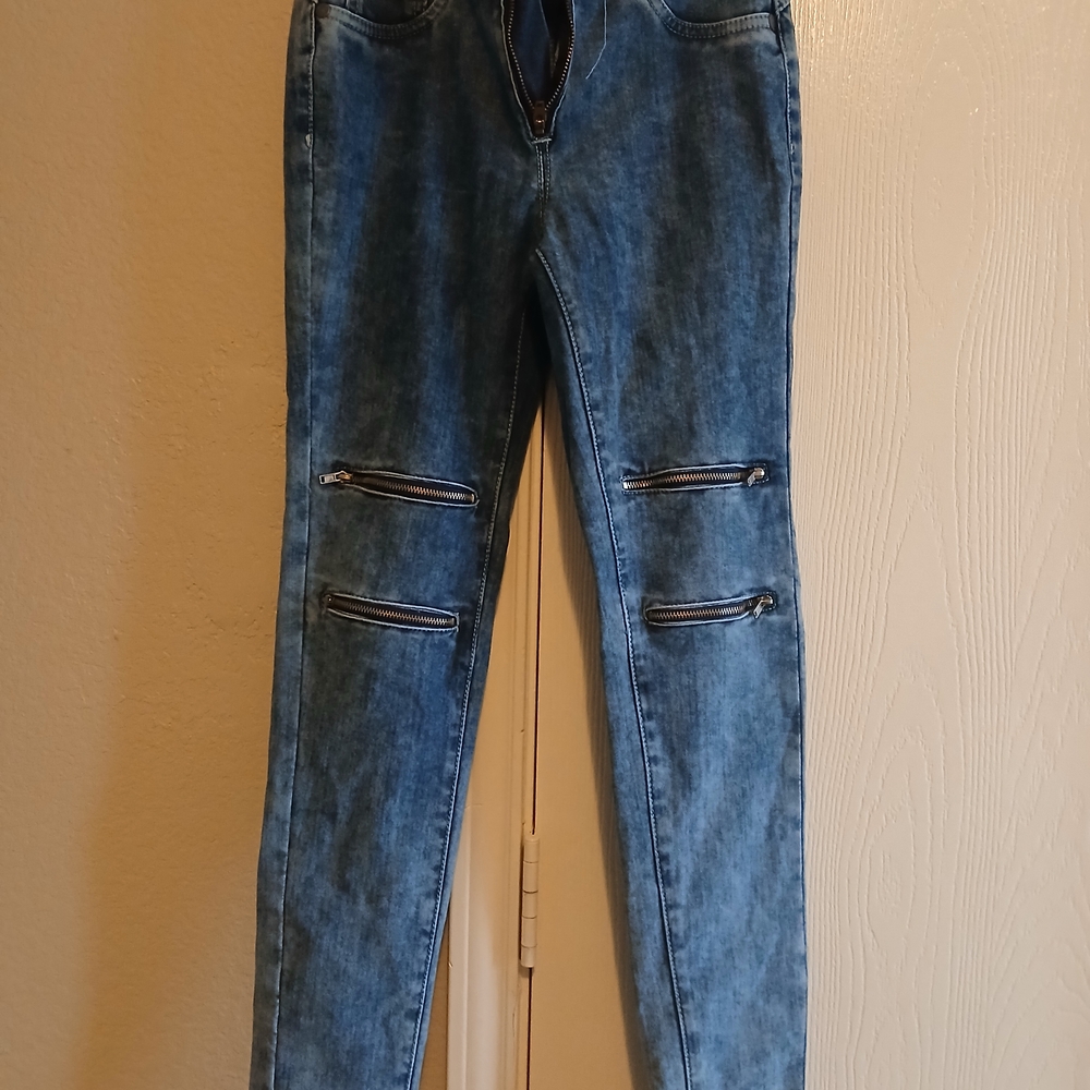 Stylish Blue Women's Jeans with Zipper Accents